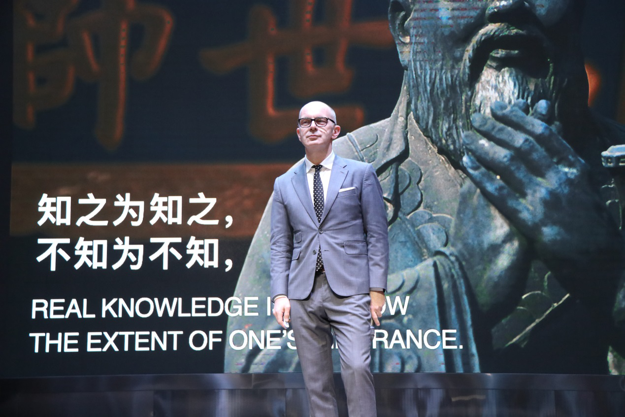 自貢市外國語學(xué)校--教育資源多元化，大師解惑談創(chuàng)新
