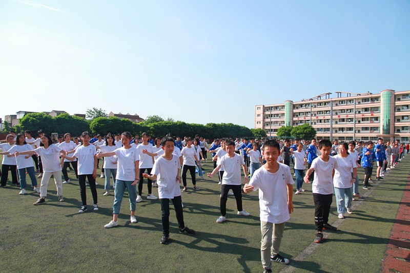 壯觀！三千多學生在江安中學運動場比賽打太極