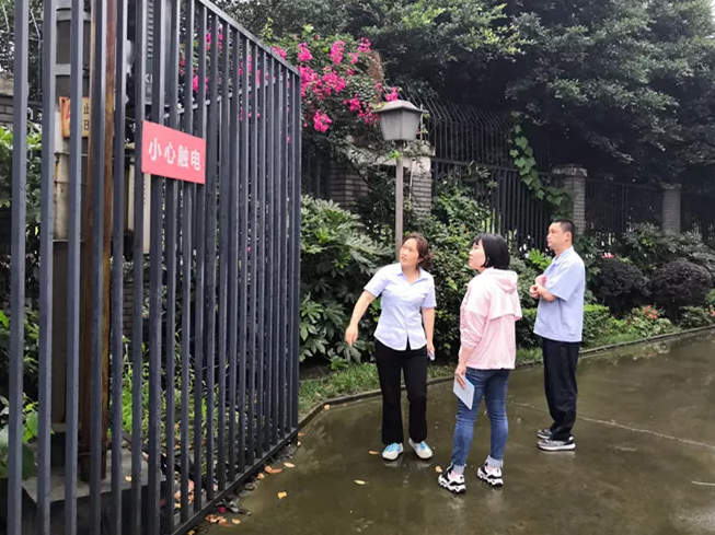 成都石室聯(lián)合中學開展暑假前校園安全檢查