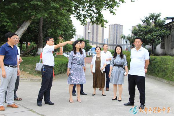 成華區(qū)政府副區(qū)長周海燕調(diào)研成都市實驗中學工作