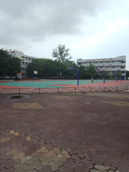 地處內(nèi)江市東興區(qū)郭北鎮(zhèn)。學(xué)校依山傍水，位于清流河畔，獅子山腳下。五十多年來(lái)，以其優(yōu)良的校風(fēng)、教風(fēng)、學(xué)風(fēng)、社會(huì)形象和獨(dú)特的辦學(xué)風(fēng)格，被評(píng)為“內(nèi)江市示范性高中”、“內(nèi)江市校風(fēng)示范?！?、“內(nèi)江市最佳文明單位”、“內(nèi)江市辦學(xué)水平督導(dǎo)評(píng)估優(yōu)秀學(xué)?！?、“內(nèi)江市體育傳統(tǒng)項(xiàng)目學(xué)?！?、“內(nèi)江市德育工作先進(jìn)學(xué)校” 、“內(nèi)江市和諧校園”。