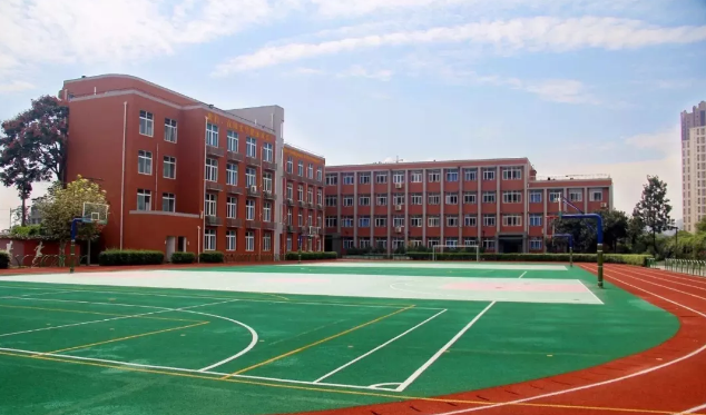 四川師范大學(xué)附屬中學(xué)外國語學(xué)校地理位置在哪里？