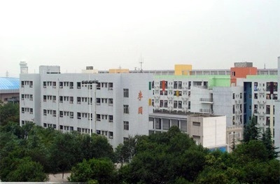 南山中學(xué)地理位置在哪里？