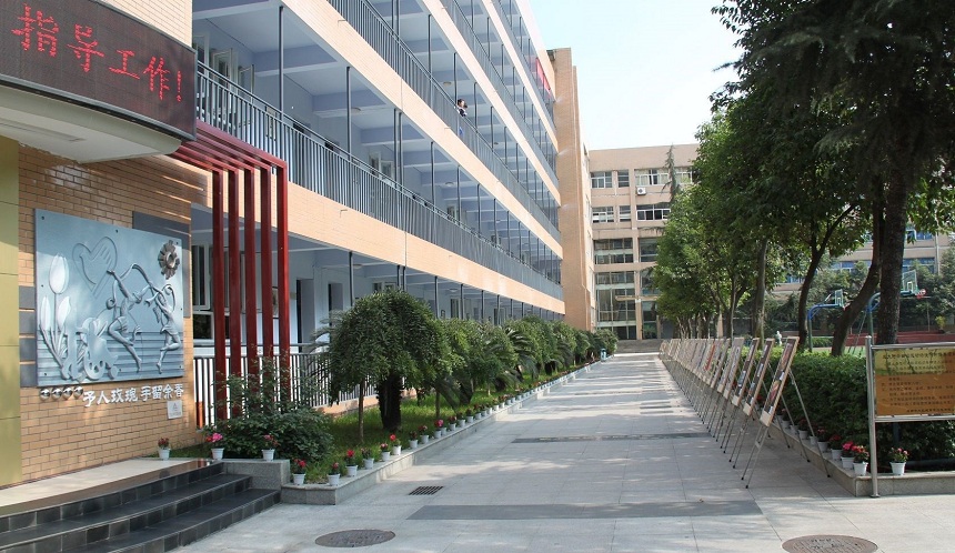 成都大學(xué)附屬中學(xué)地址位置在哪里？