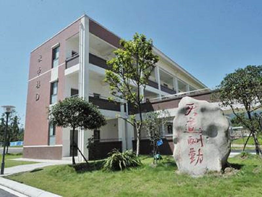 青城山高級中學(xué)校園環(huán)境怎么樣？