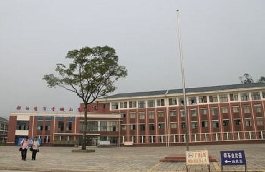 青城山高級中學(xué)校園環(huán)境怎么樣？