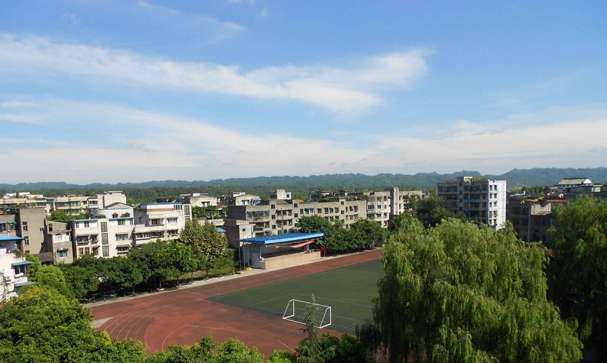 青神中學校園環(huán)境好不好？