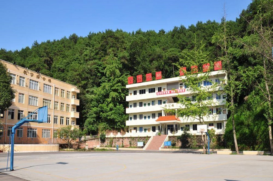 樂山四中地址在哪里？