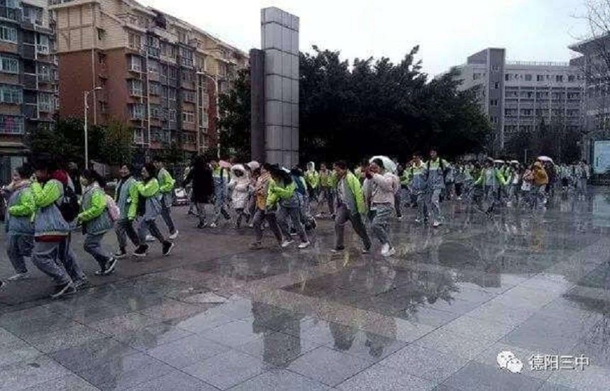 德陽三中招生辦電話是多少？