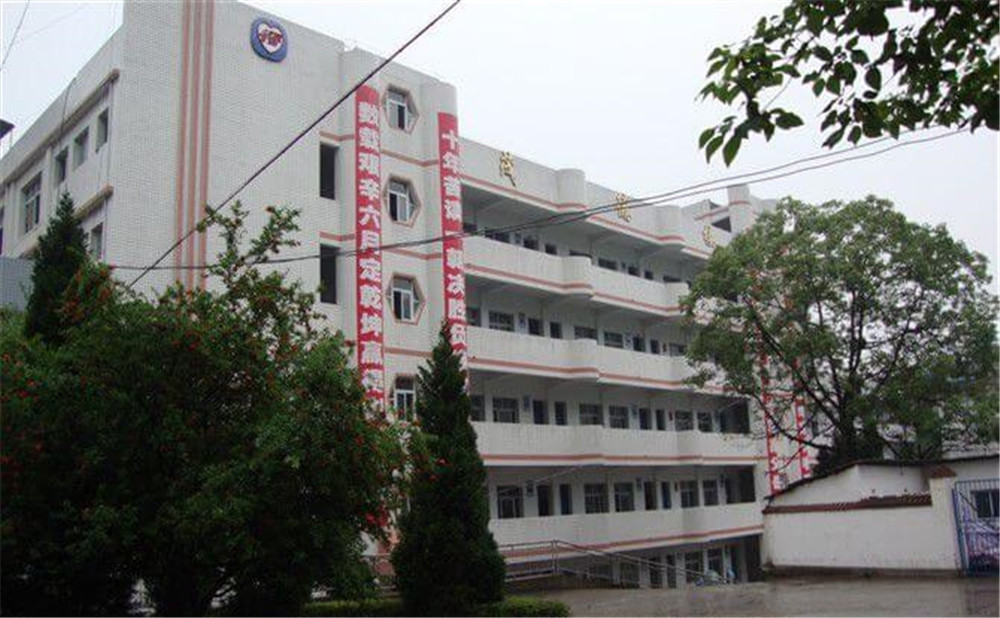 平昌中學(xué)學(xué)校詳細(xì)地址在什么地方？