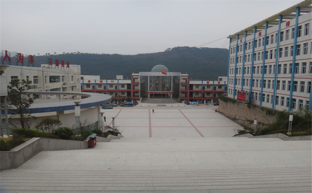 通江縣第二中學(xué)學(xué)校詳細(xì)地址在什么地方？