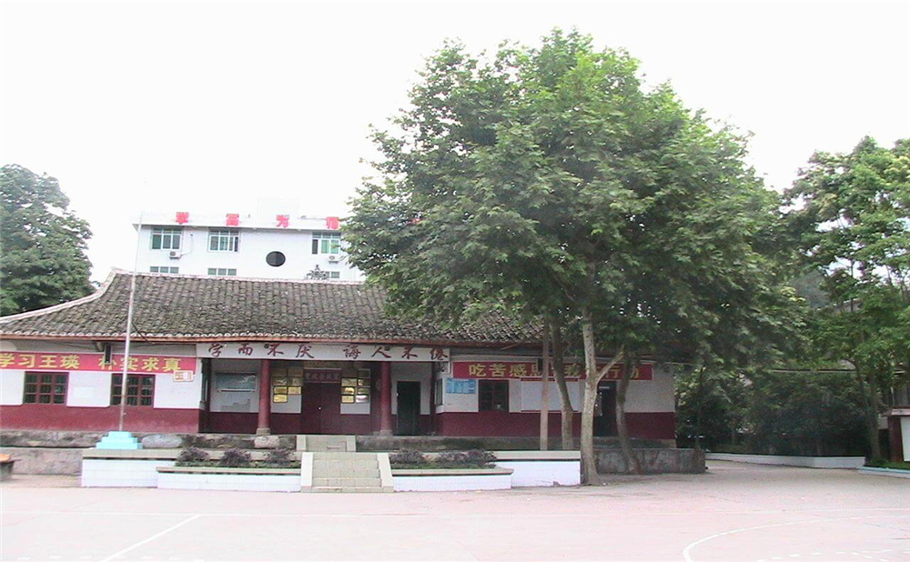 巴州區(qū)茶壩中學(xué)2020年學(xué)校學(xué)費(fèi)多少錢一年？