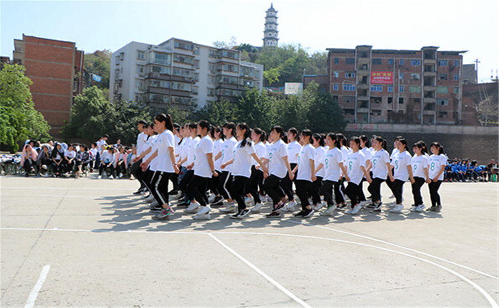 威遠(yuǎn)縣自強(qiáng)中學(xué)學(xué)校詳細(xì)地址在什么地方？