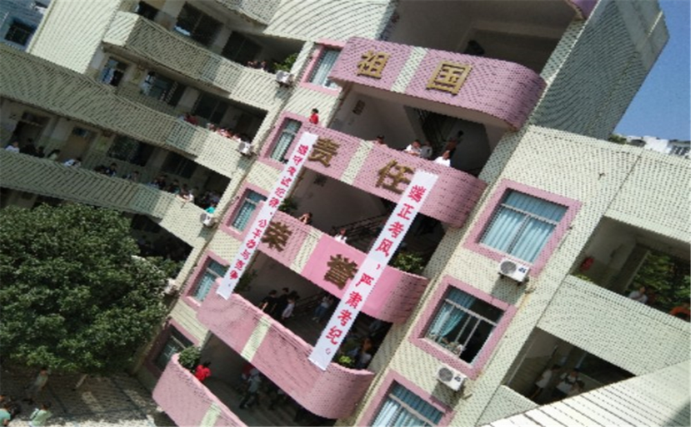 內(nèi)江市翔龍中學2020年學校學費多少錢一年？