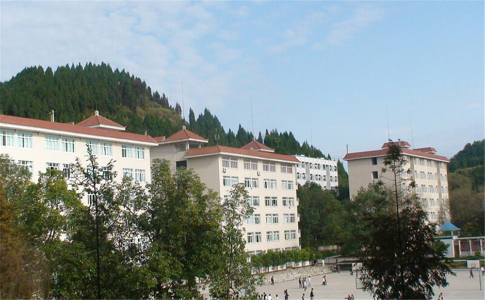 建興中學(xué)學(xué)校環(huán)境怎么樣？
