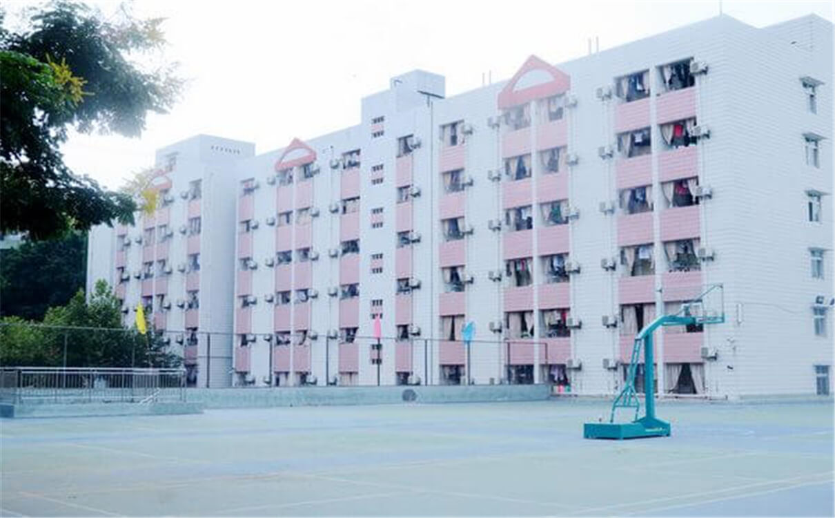 西南交通大學(xué)附屬中學(xué)每年的學(xué)費(fèi)多少錢？