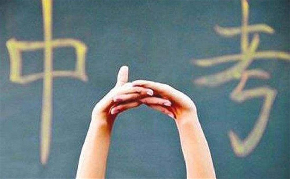 新格林藝術(shù)高級(jí)中學(xué)校每年的學(xué)費(fèi)是多少？