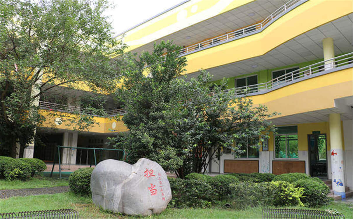 北大附中成都為明學(xué)校每年的學(xué)費(fèi)是多少錢？