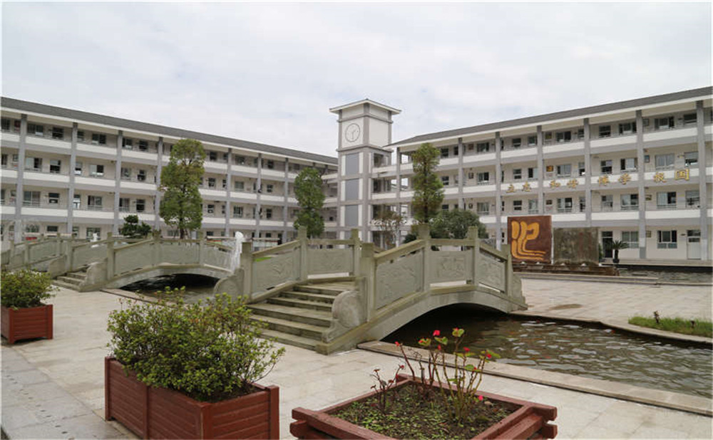 平樂中學(xué)每年的學(xué)費(fèi)是多少？