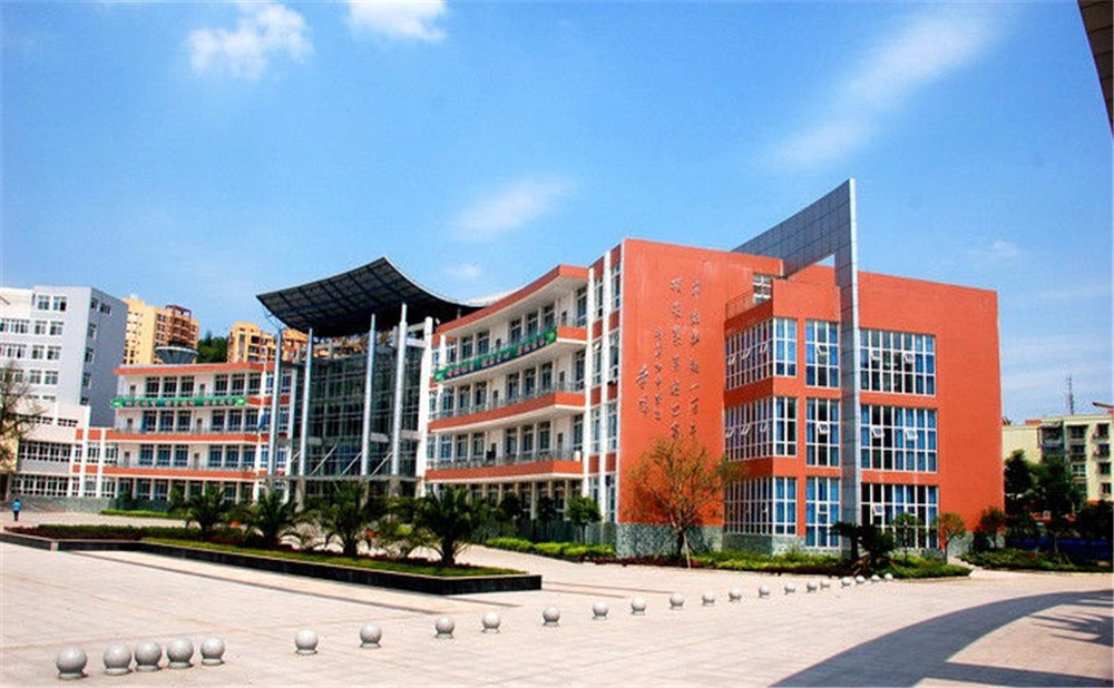 簡陽中學(xué)每年的學(xué)費(fèi)是多少？