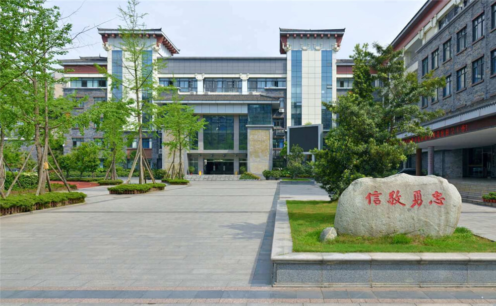 成都市西北中學(xué)外招生一年的學(xué)費(fèi)是多少錢(qián)？