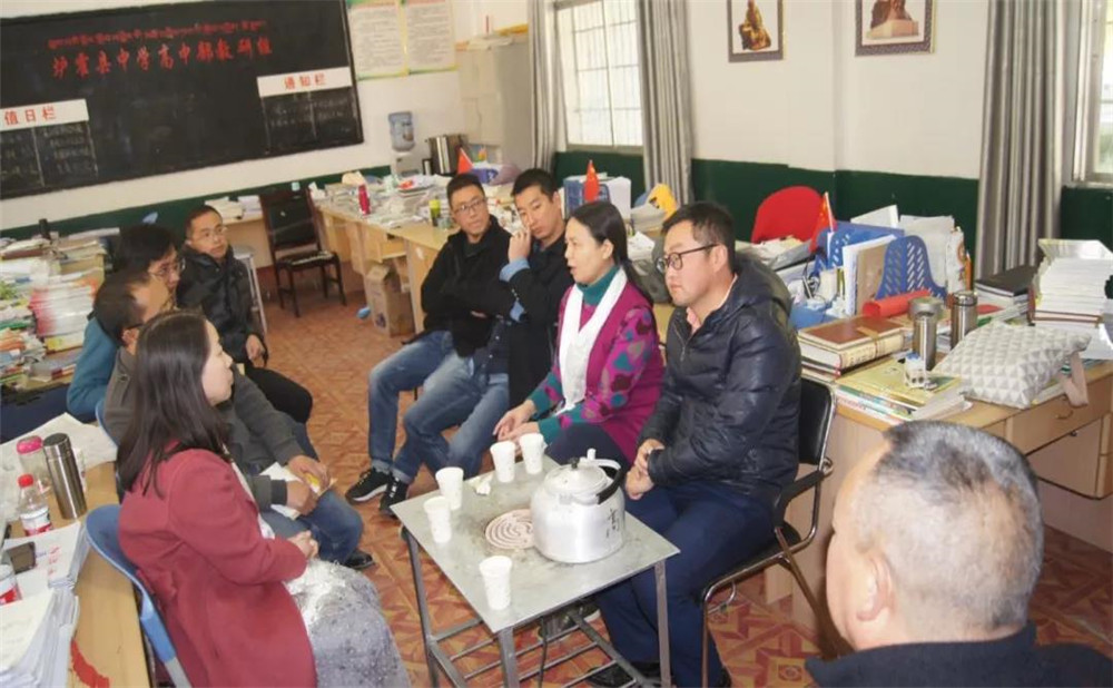 四川師范大學(xué)附屬中學(xué)外招生一年的學(xué)費是多少？