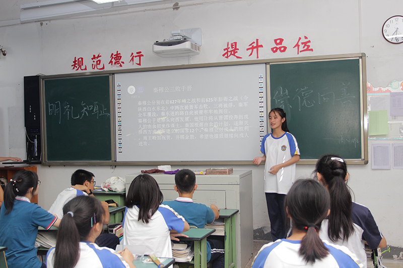 成都石室外國(guó)語(yǔ)學(xué)校一年的學(xué)費(fèi)是多少？