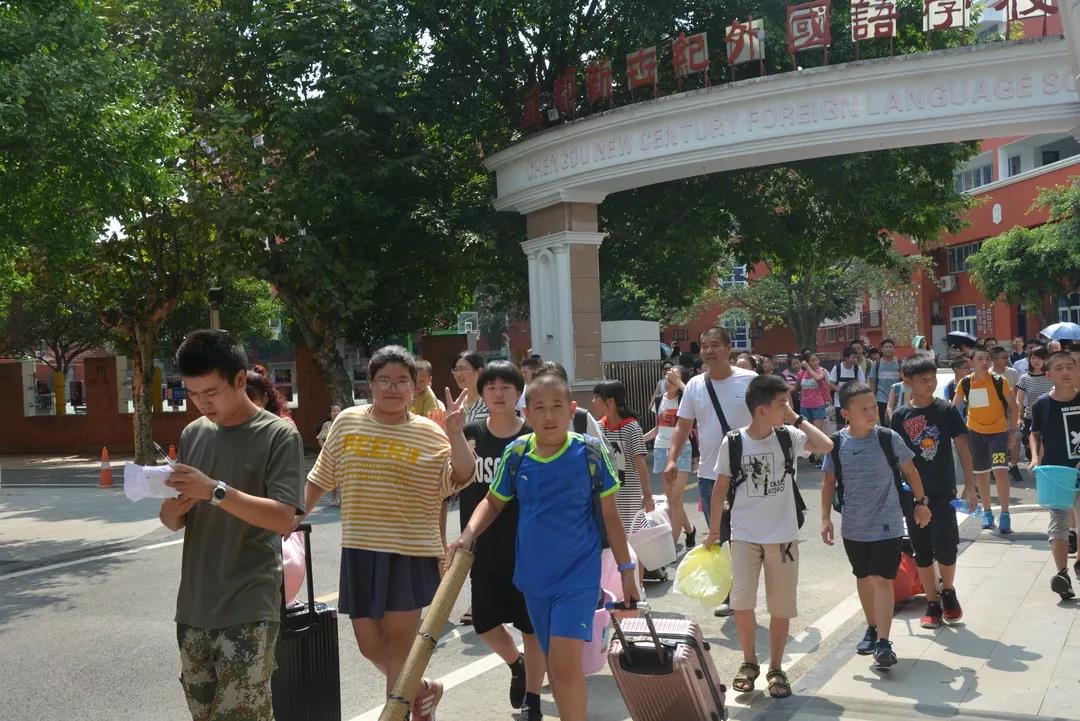 成都新世紀外國語學(xué)校一年的學(xué)費是多少？