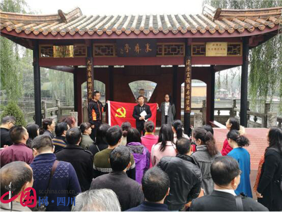 石室白馬中學(xué)一年的學(xué)費是多少？