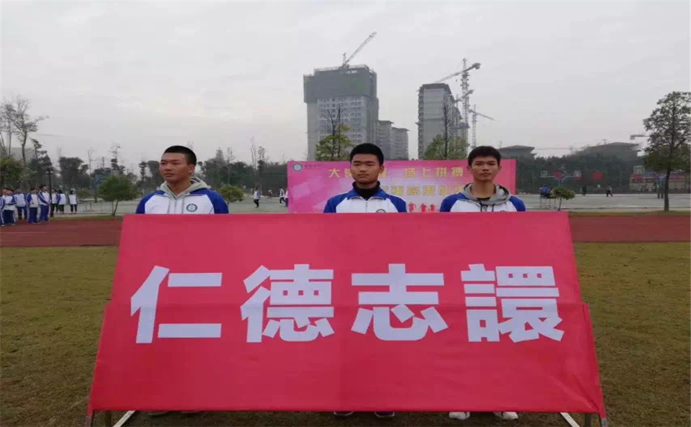 棠湖中學(xué)每年學(xué)費(fèi)是多少？