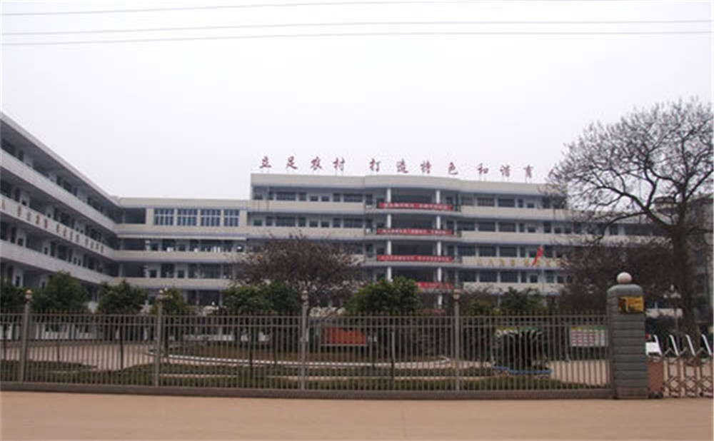 三岔中學(xué)招生一年的學(xué)費(fèi)是多少？