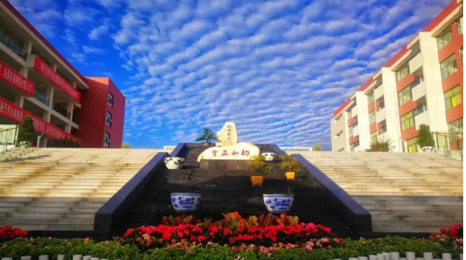 北京第二外國(guó)語學(xué)院成都附屬中學(xué)近三年的錄取分?jǐn)?shù)線？