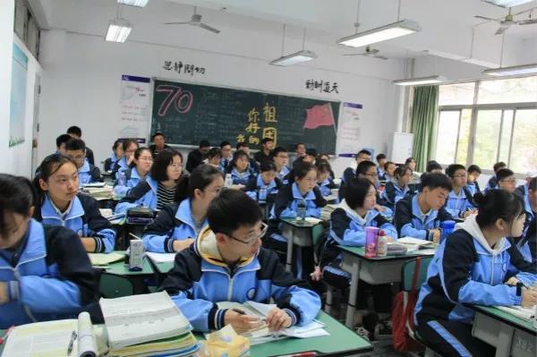 成都西北中學(xué)的學(xué)費(fèi)是多少？