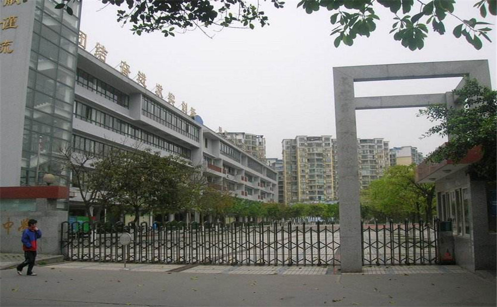 成都玉林中學的高中住宿怎么樣？