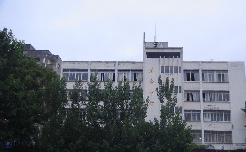 竹篙中學(xué)的學(xué)費(fèi)是多少？