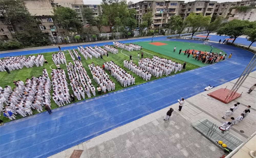成都市田家炳中學(xué)一年學(xué)費(fèi)是多少？