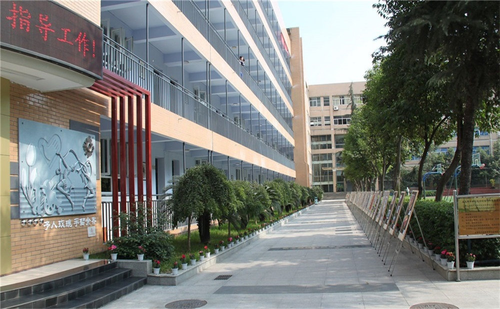 2020年成都大學附屬中學計劃招多少人？