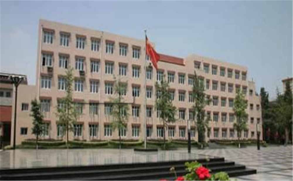 成都西藏中學(xué)高中一年的學(xué)費(fèi)是多少？