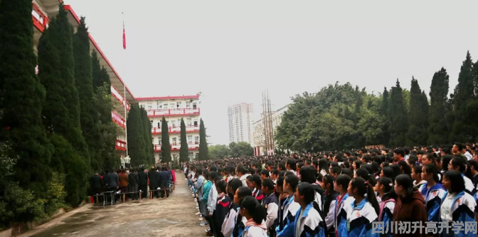 賈家中學(xué)高中一年的學(xué)費(fèi)是多少？