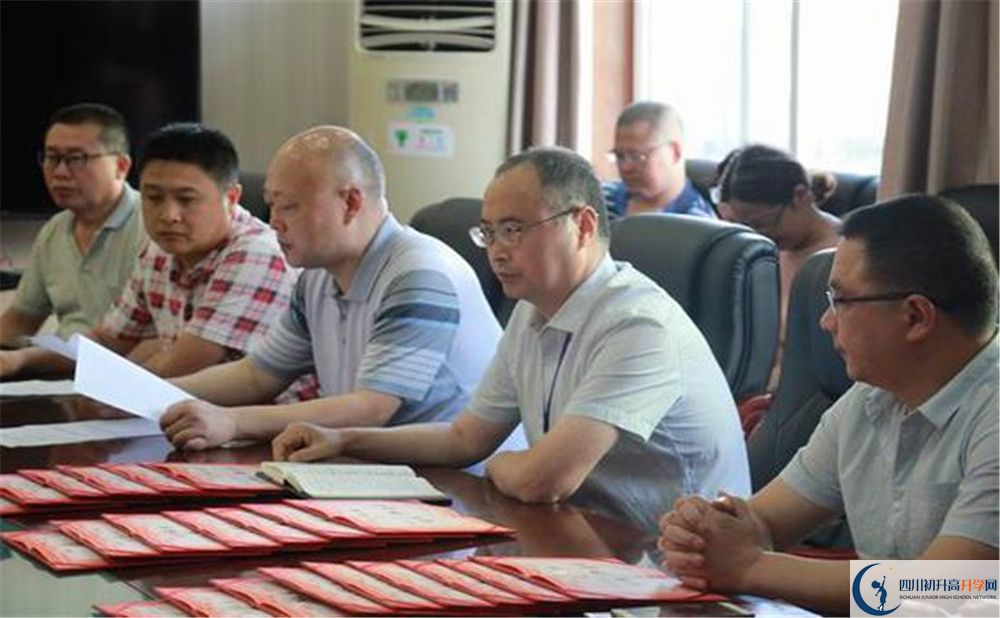 大邑縣實(shí)驗(yàn)中學(xué)高中一年的學(xué)費(fèi)是多少？