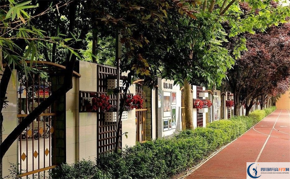 2020年成都大學(xué)附屬中學(xué)初升高的學(xué)費(fèi)是多少？
