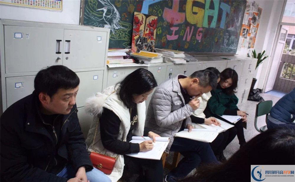 成都市鹽道街中學(xué)的學(xué)費(fèi)收費(fèi)標(biāo)準(zhǔn)是多少？