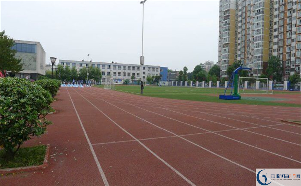 成都成飛中學的收費標準是多少？