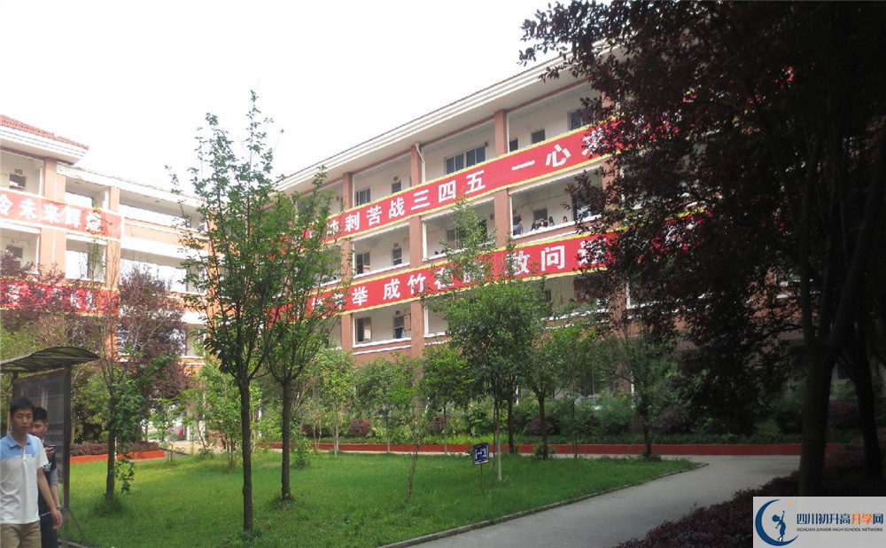 崇慶中學(xué)是怎么樣的學(xué)校？