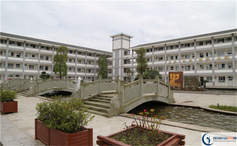 平樂(lè)中學(xué)的學(xué)費(fèi)大概是多少？