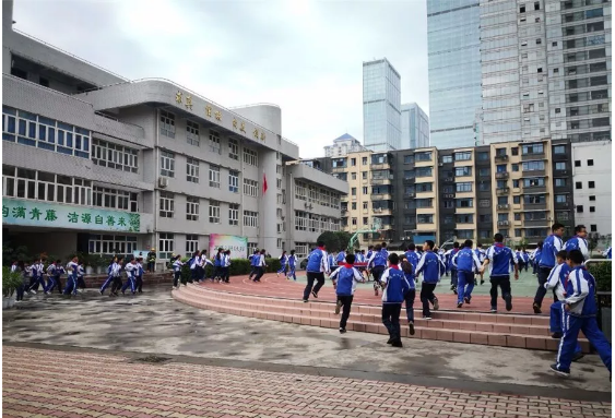 成都市第十七中學(xué)的老師好不好？
