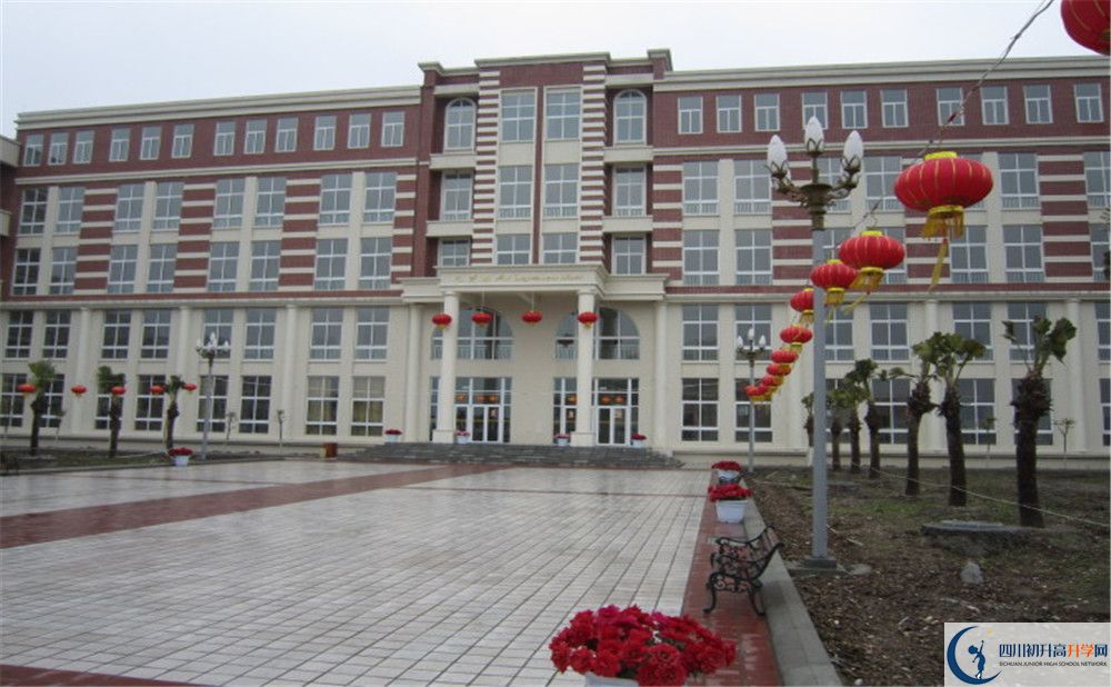 四川師范大學(xué)附屬第三實(shí)驗(yàn)中學(xué)的學(xué)費(fèi)大概是多少？