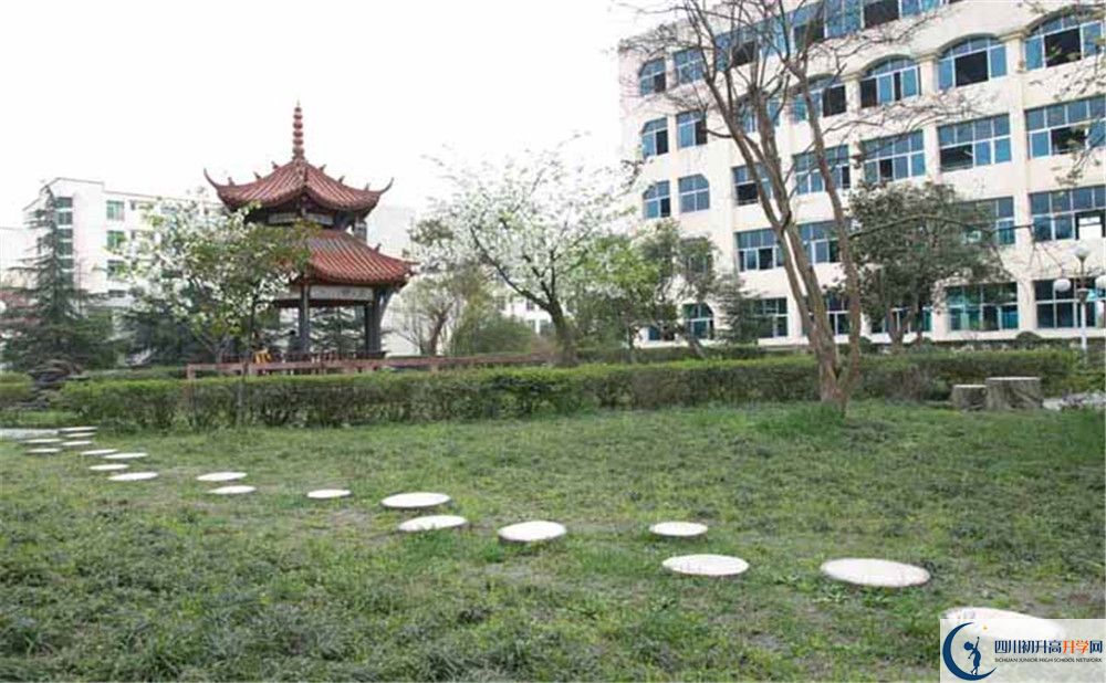 都江堰外國語實驗學校的初升高分數(shù)線是多少？