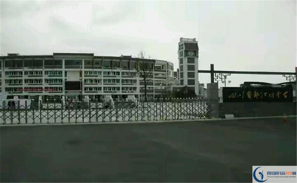 都江堰中學的初升高分數(shù)線是多少？