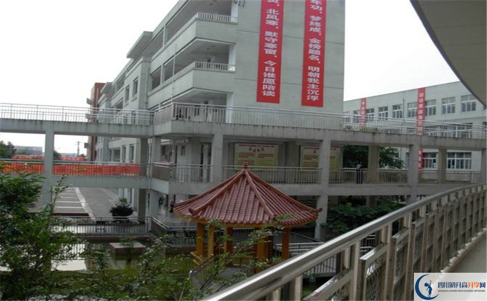 中考成都市龍泉中學(xué)的招生分?jǐn)?shù)線(xiàn)是多少？